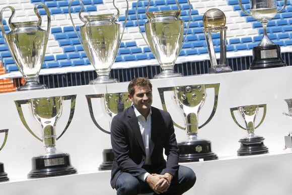 Iker Casillas au stade Santiago Bernabeu avec tous ses trophées, lors de ses adieux au Real Madrid, le 13 juillet 2015