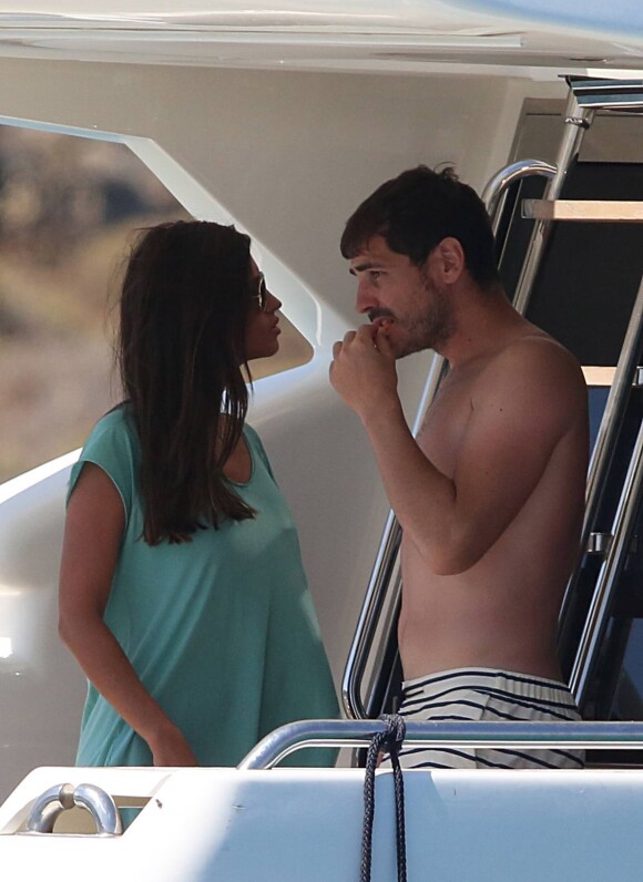 Iker Casillas et sa belle Sara Carbonero sur leur yacht lors de leurs vacances sur l'île de Mykonos, le 26 juin 2015