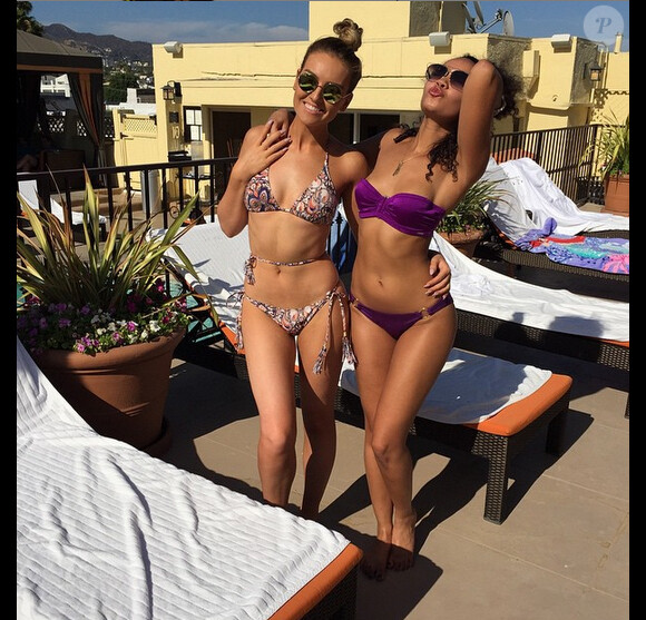 Perrie Edwards et sa copine du groupe Little Mix profitent d'une après-midi sous le soleil de Los Angeles / août 2015