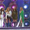 Le groupe Little Mix sur scène - Leigh-Anne Pinnock, Jade Thirlwall, Jesy Nelson et Perrie Edwards - Le groupe de teens anglaises Little Mix salue ses fans après un passage sur TV4 à Stockholm le 26 juillet 2015 