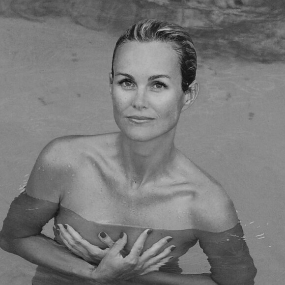 Laeticia Hallyday pose topless à Saint-Barthélémy, le 5 aout 2015
