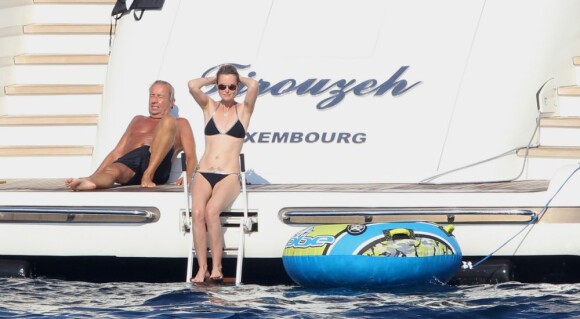 Laeticia Hallyday prend le soleil à bord d'un yacht, à Saint-Jean-Cap-Ferrat, le 21 juillet 2012.
