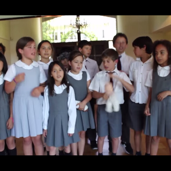Jade Hallyday, ainée de Laeticia et Johnny, chante avec sa classe de musique du lycée français de Los Angeles
