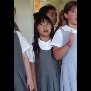 La petite Jade Hallyday, ainée de Laeticia et Johnny, chante avec sa classe de musique du lycée français de Los Angeles
