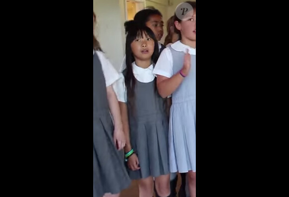 La petite Jade Hallyday, ainée de Laeticia et Johnny, chante avec sa classe de musique du lycée français de Los Angeles