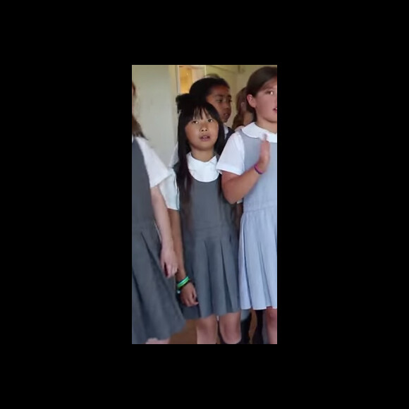 La petite Jade Hallyday, ainée de Laeticia et Johnny, chante avec sa classe de musique du lycée français de Los Angeles