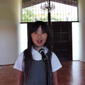 Jade Hallyday, ainée de Laeticia et Johnny, chante avec sa classe de musique du lycée français de Los Angeles
