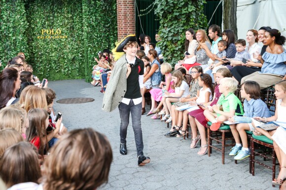 Levi Miller (héros du film Pan, en salles le 21 octobre) lors du défilé Polo Ralph Lauren (collection enfant automne-hiver 2015-2016) au zoo de Central Park. New York, le 5 août 2015.