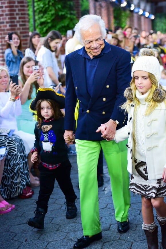 Skyler Berman (fils de Rachel Zoe) et Ralph Lauren lors du défilé Polo Ralph Lauren (collection enfant automne-hiver 2015-2016) au zoo de Central Park. New York, le 5 août 2015.