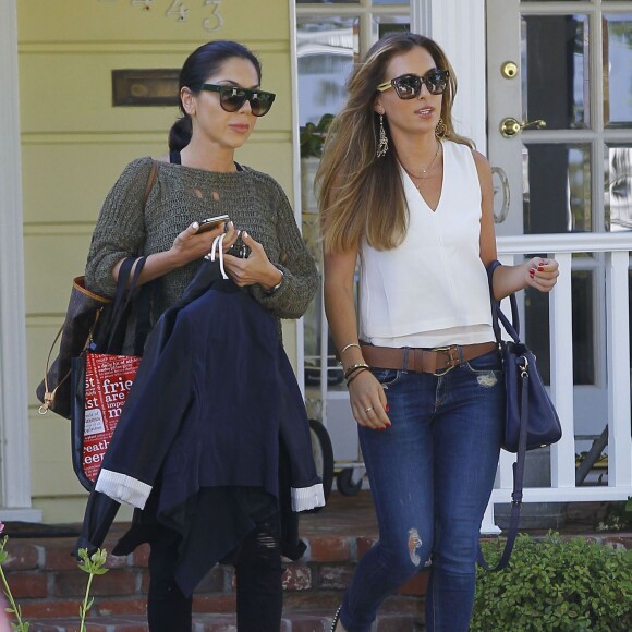 Christine Ouzounian, l'ex-nourrice des enfants de Jennifer Garner et Ben Affleck avec laquelle ce dernier aurait eu une liaison, sort de chez elle pour aller s'installer au Bel-Air Hotel à Bel-Air, le 29 juillet 2015.