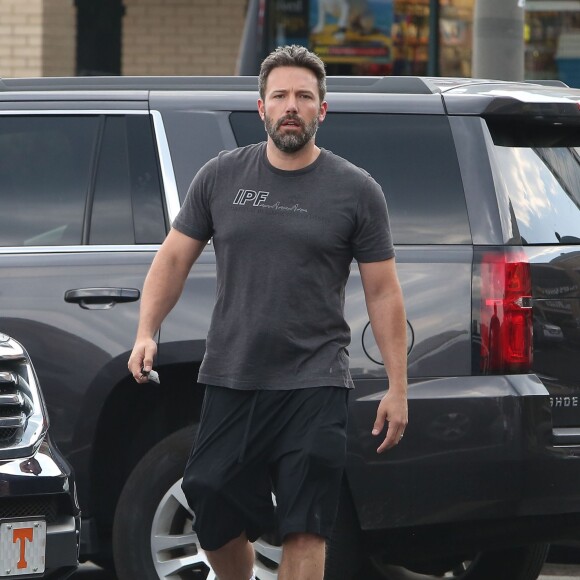 Ben Affleck, qui porte toujours son alliance, sort d'une animalerie avec sa fille Violet à Atlanta, le 26 juillet 2015.