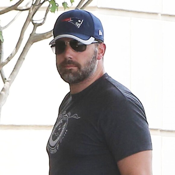 Ben Affleck continue à porter son alliance en se promenant à Atlanta, le 23 juillet 2015, 3 semaines après l'annonce de son divorce d'avec Jennifer Garner. Ben Affleck est à Atlanta pour pouvoir passer du temps avec ses enfants qui ont suivi leur mère Jennifer Garner en tournage de son film ""Miracles From Heaven".