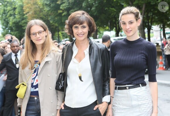 Inès de la Fressange et ses filles Violette et Nine d'Urso - Arrivées des people au défilé de mode "Chanel" Haute Couture Automne-Hiver 2014/2015 au Grand Palais à Paris. Le 8 juillet 2014.