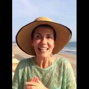 Cristina Cordula sans make-up à Bali, fait une vidéo pour ses followers, sur Facebook, le 7 aout 2015