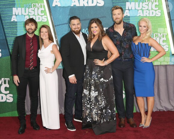 Dave Haywood et Kellie Cashiola, Hillary Scott et Chris Tyrrell ainsi que Charles Kelley et sa femme Cassie McConnell lors des CMT Music Awards à Nashville, le 10 juin 2015