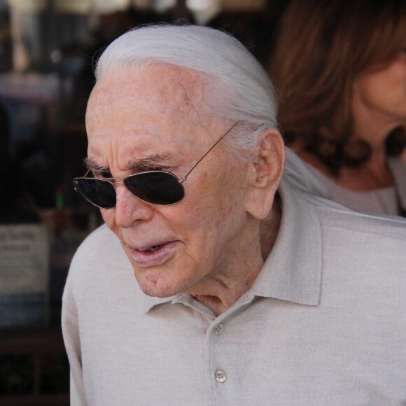 Kirk Douglas à la sortie d'un centre médical à Beverly Hills, le 30 mars 2015