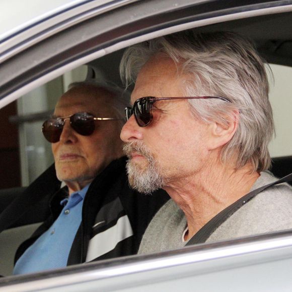 Michael Douglas déjeune avec son père Kirk à Beverly Hills le 25 février 2014.