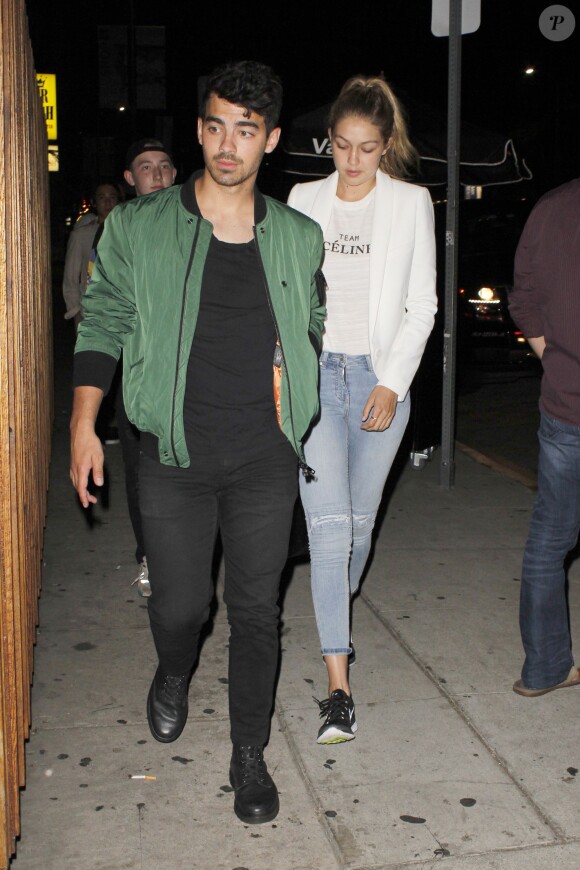 Joe Jonas et Gigi Hadid arrivent au restaurant de The Nice Guy pour le dîner d'anniversaire de Kylie Jenner. Los Angeles, le 9 août 2015.