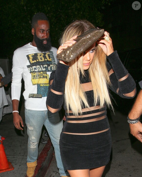 James Harden et Khloé Kardashian quittent le restaurant The Nice Guy à l'issue du dîner d'anniversaire de Kylie Jenner. Los Angeles, le 9 août 2015.