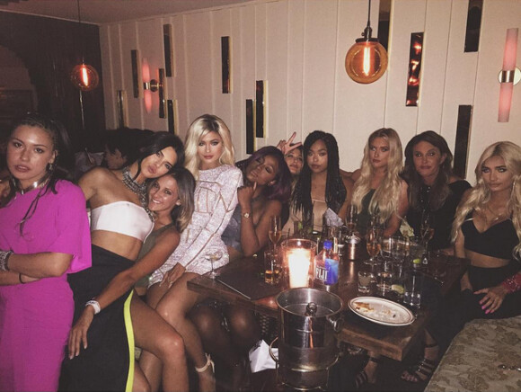 Kylie Jenner, en excellente compagnie pour fêter ses 18 ans au restaurant The Nice Guy. Los Angeles, le 9 août 2015.