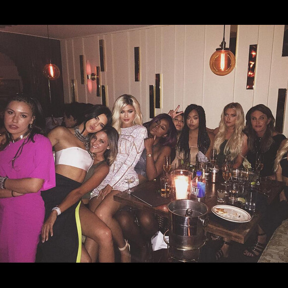 Kylie Jenner, en excellente compagnie pour fêter ses 18 ans au restaurant The Nice Guy. Los Angeles, le 9 août 2015.