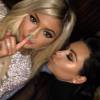 Kylie Jenner et Kim Kardashian au restaurant The Nice Guy à Los Angeles. Le 9 juillet 2015.