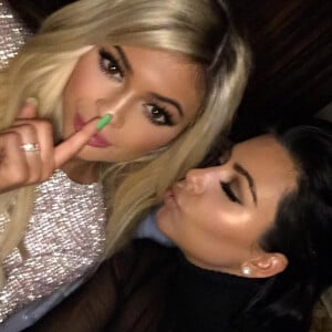 Kylie Jenner et Kim Kardashian au restaurant The Nice Guy à Los Angeles. Le 9 juillet 2015.