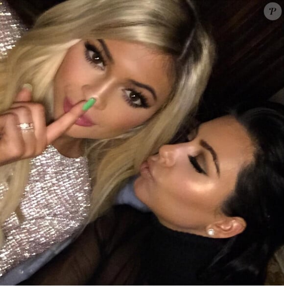 Kylie Jenner et Kim Kardashian au restaurant The Nice Guy à Los Angeles. Le 9 juillet 2015.
