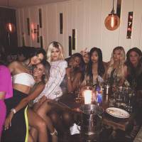 Kylie Jenner : Blonde, sexy et en bonne compagnie pour fêter ses 18 ans