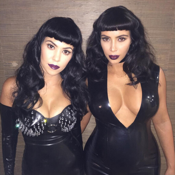 Kourtney et Kim Kardashian, gothiques sexy pour un shooting photo. Photo publiée le 8 août 2015.