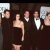 Le cast de Friends, Jennifer Aniston, Matt LeBlanc, Courteney Cox, Matthew Perry, David Schwimmer et Lisa Kudrow aux Golden Globes en 1998.