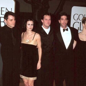 Le cast de Friends, Jennifer Aniston, Matt LeBlanc, Courteney Cox, Matthew Perry, David Schwimmer et Lisa Kudrow aux Golden Globes en 1998.