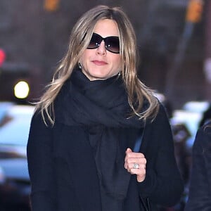 Jennifer Aniston est allée diner avec Amanda Anka (la femme de Jason Bateman) au restaurant Nobu à New York, le 27 avril 2015.