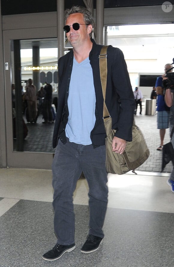 Matthew Perry prend un vol à l'aéroport de Los Angeles, le 8 juillet 2015.