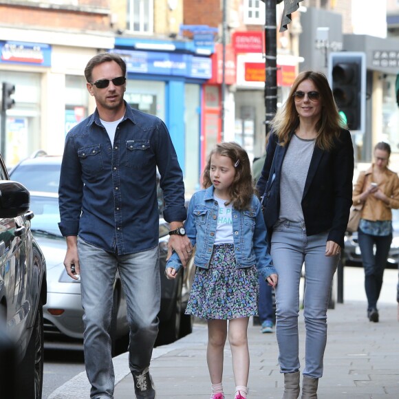 Exclusif - Première sortie en famille des jeunes mariés Geri Halliwell et Christian Horner à Londres à leur retour de lune de miel à Woburn Abbey. La petite Bluebell est souriante et heureuse, elle tient la main à Christian Horner, le 30 mai 2015  