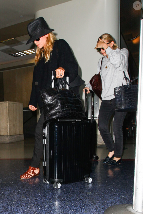Mary-Kate et Ashley Olsen à l'aéroport LAX de Los Angeles. Août 2014.