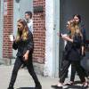 Les soeurs jumelles Mary Kate et Ashley Olsen sortent d'un restaurant dans la quartier de West Village à New York, le 8 mai 2015. 