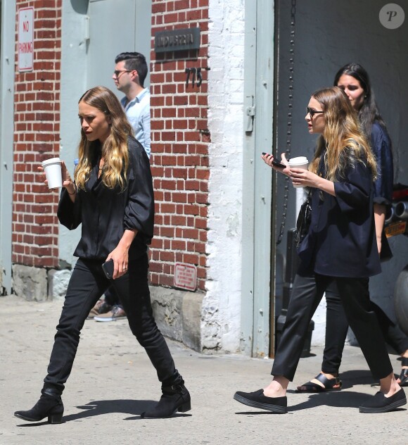 Les soeurs jumelles Mary Kate et Ashley Olsen sortent d'un restaurant dans la quartier de West Village à New York, le 8 mai 2015. 