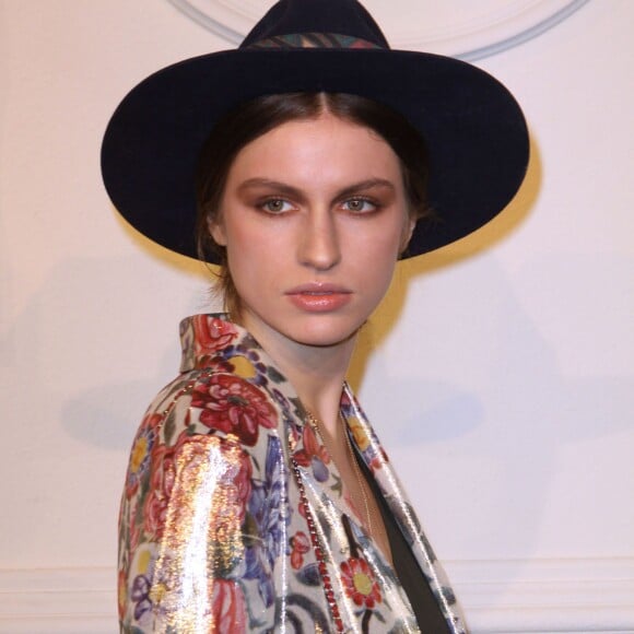 Tali Lennox - Photocall lors de la présentation de la collection Chanel Paris-Salzburg 2014/2015 en l'honneur des Métiers d'Arts à New York, le 31 mars 2015. 