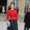 Tali Lennox arrive pour le défilé Dior à Paris le 2 mars 2012