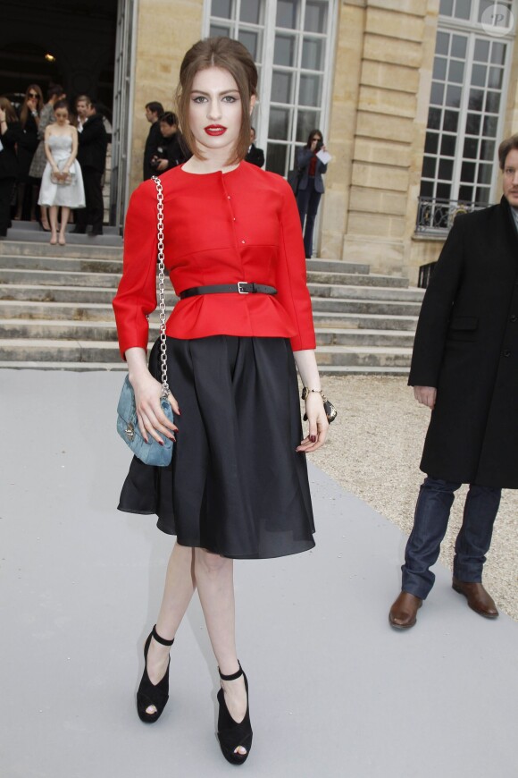 Tali Lennox arrive pour le défilé Dior à Paris le 2 mars 2012
