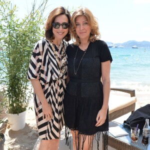 Exclusif - Elsa Zylberstein et Amanda Sthers - Personnalités sur la plage "Le Petit Paris" lors du 68ème Festival International du Film de Cannes, le 16 mai 2015. 