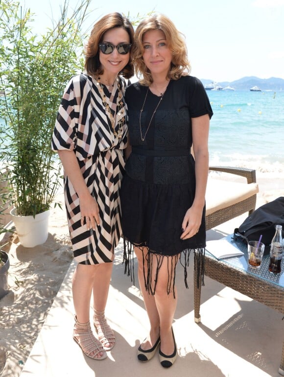 Exclusif - Elsa Zylberstein et Amanda Sthers - Personnalités sur la plage "Le Petit Paris" lors du 68ème Festival International du Film de Cannes, le 16 mai 2015. 