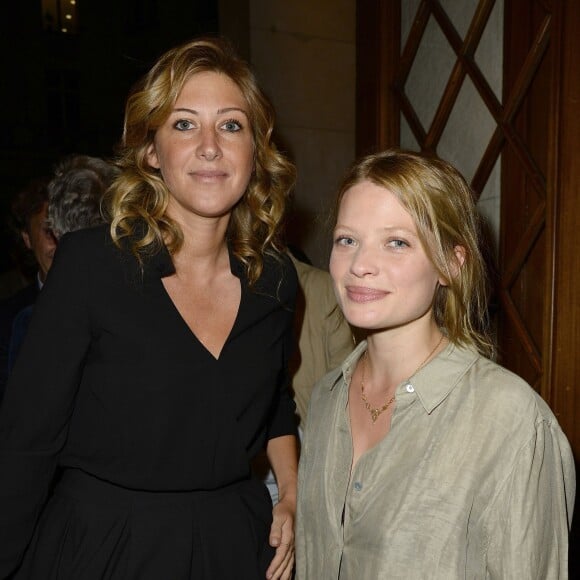 Amanda Sthers et Mélanie Thierry - People à la générale de la pièce "Un dîner d'adieu" au Théâtre Edouard Vll à Paris le 15 septembre 2014.