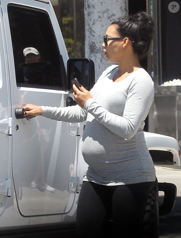 Naya Rivera enceinte fait du shopping dans les rues de Beverly Hills, le 10 juillet 2015