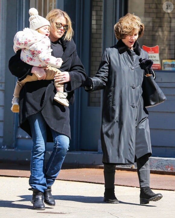 La première dame Laura Bush se promène avec sa fille Jenna, son mari Henry et leur fille Margaret à New York, le 22 mars 2015