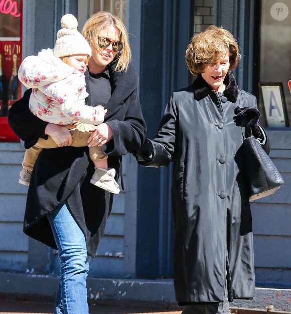 La première dame Laura Bush se promène avec sa fille Jenna, son mari Henry et leur fille Margaret à New York, le 22 mars 2015