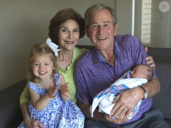 L'ancien président George W Bush et sa femme Laura posent avec leur nouvelle petite fille, Poppy Louise, fille de Jenna Bush, et sa soeur Mila Hager. Le 14 août 2015.