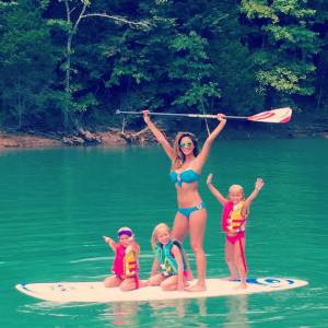 Nicole Scherzinger en bikini en famille, août 2015.