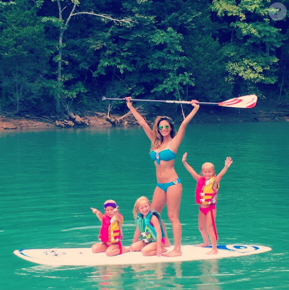 Nicole Scherzinger en bikini en famille, août 2015.